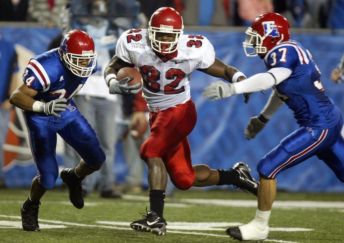 Fresno State’s Dwayne Wright looks for running room against Louisiana Tech defenders during a Nov. 24, 2006, game in Ruston, La. Wright finished with a school-record 295 rushing yards.