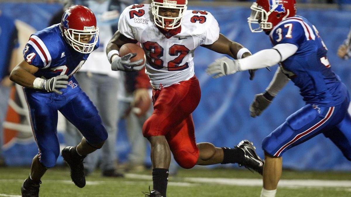 
Fresno State’s Dwayne Wright looks for running room against Louisiana Tech defenders during a Nov. 24, 2006, game in Ruston, La. Wright finished with a school-record 295 rushing yards.