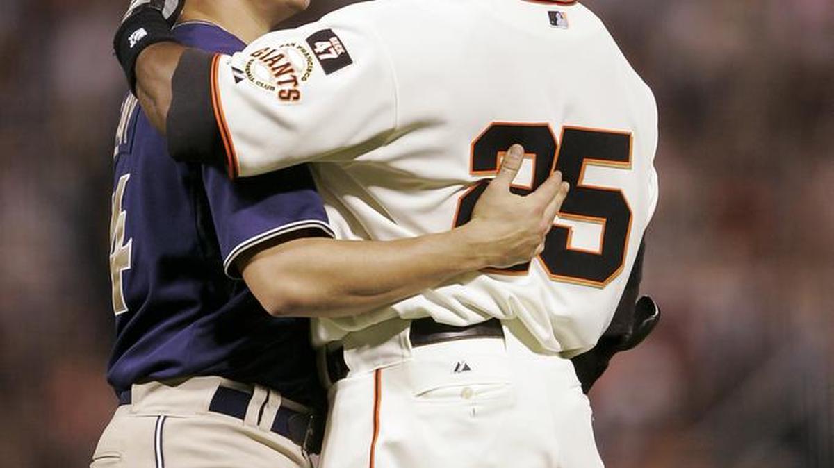 Barry Bonds, right, speaks with Jake Peavy during Bonds’ last game as a Giant on Sept. 26, 2007. Bonds went 0-3 and flied out in the sixth inning to center field.