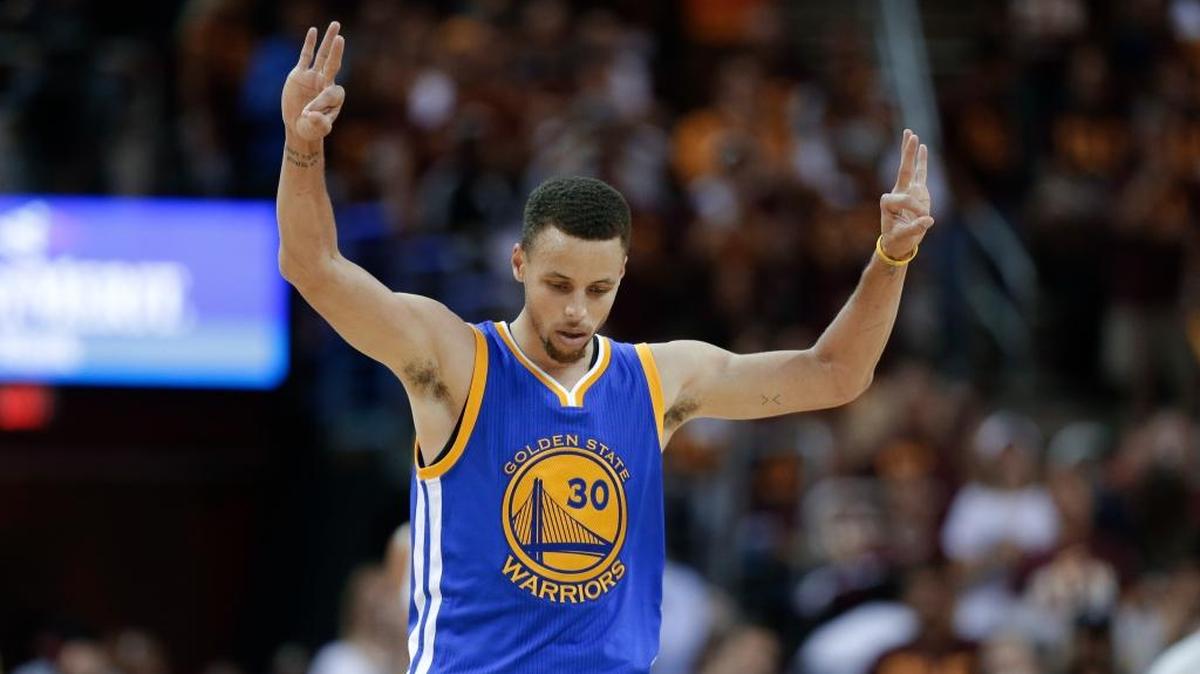 Stephen Curry celebrates a three-pointer in the Warriors’ Game 4 win over the Cavaliers on Friday.