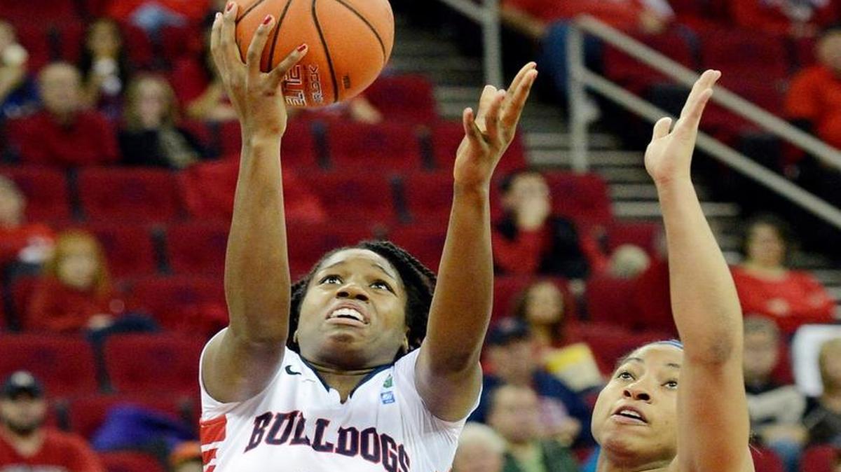 Fresno State’s Toni Smith, left, drives for a layup against Air Force’s Myah Jackson in the Bulldogs 70-46 win at Save Mart Center on Jan. 23, 2016. Smith and center Bego Faz Davalos are two of the big reasons for the Bulldogs’ undefeated conference run.