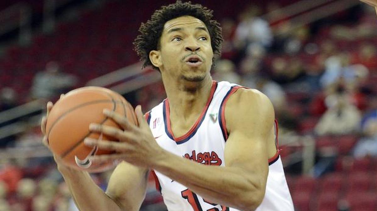 Lionel Ellison III, left, looks for a shot against Cal State Bakersfield’s Matt Smith on Dec. 16, 2015. Ellison, a backup guard who played in 32 games for Fresno State last season, is transferring from the program as he seeks more playing time.
