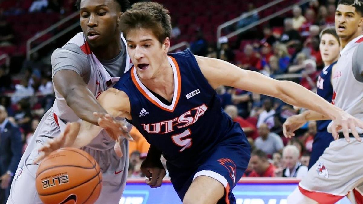 Fresno State’s Jaron Hopkins, left, steals the ball from Texas San Antonio’s Giovanni De Nicolao during a November 2016 game at Save Mart Center.