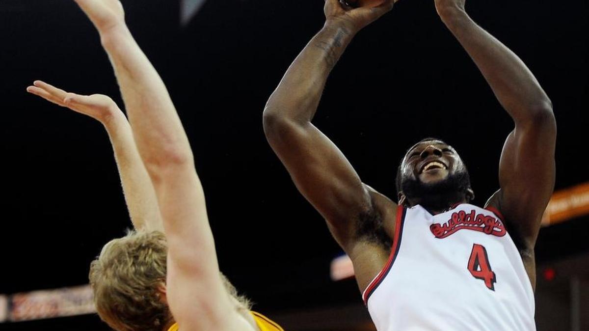 Fresno State senior Karachi Edo, scoring over Wyoming’s Jason McManamen, is averaging 7.6 rebounds per game since returning to the Bulldogs’ lineup.