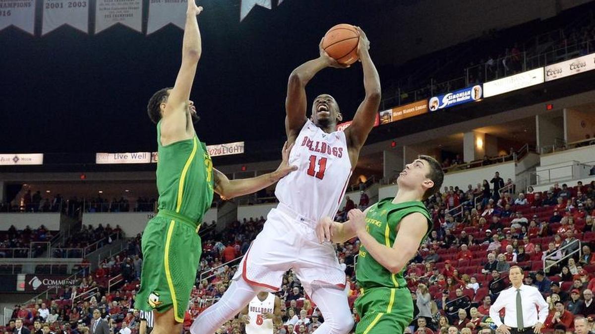 Fresno State forward Bryson Williams gets to the rim driving between Oregon’s Paul White, left, and Payton Prichard during a 68-61 loss to the Ducks on Saturday, Dec. 16, 2017.