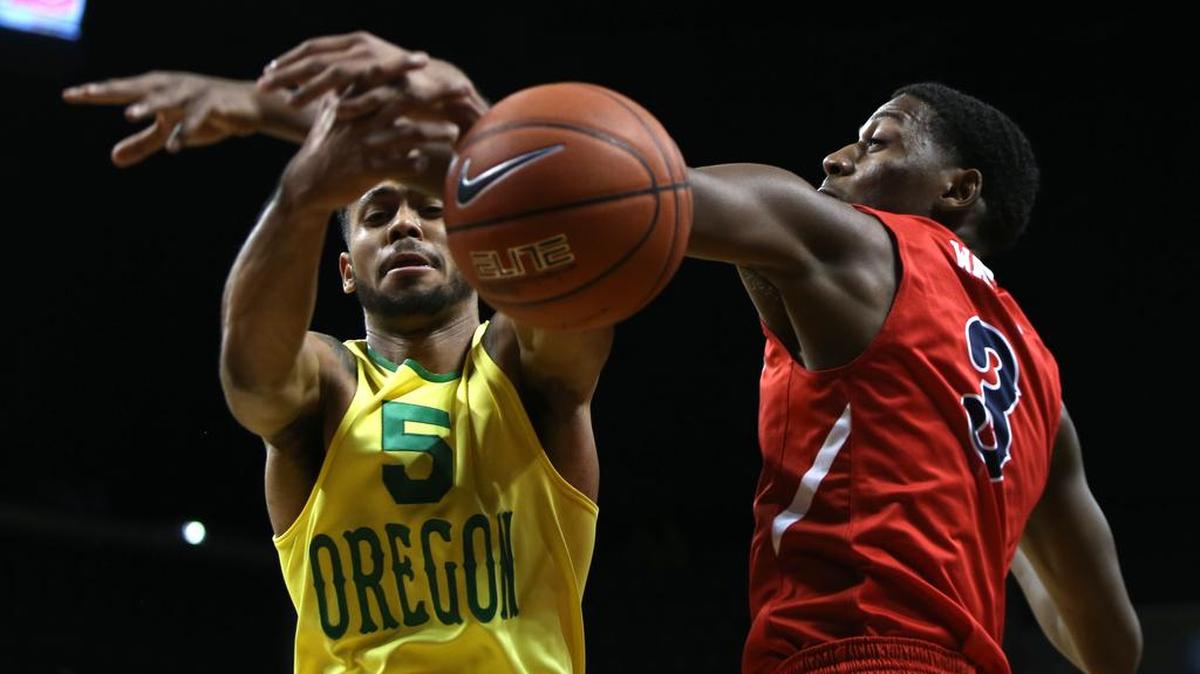 Oregon’s Tyler Dorsey, left, and Fresno State’s Paul Watson battle for a rebound during the first half Monday, Nov. 30, 2015, in Eugene, Ore.