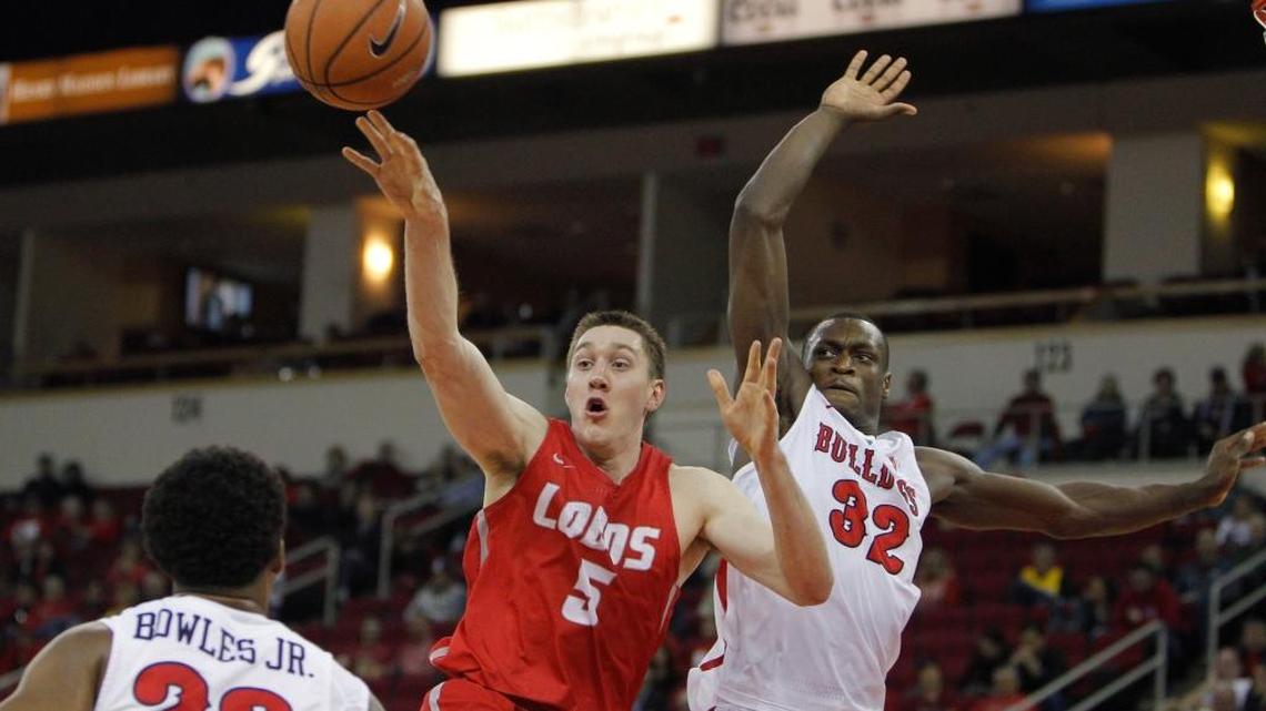 Fresno State forward Nate Grimes (32) defends the paint as New Mexico’s Joe Furstinger passes the ball in a game last season. Grimes, who sat out the Bulldogs’ opening victory over Alaska-Anchorage due to an eligibility issue, has been cleared to play at TCU on Thursday, Nov. 15, 2018.