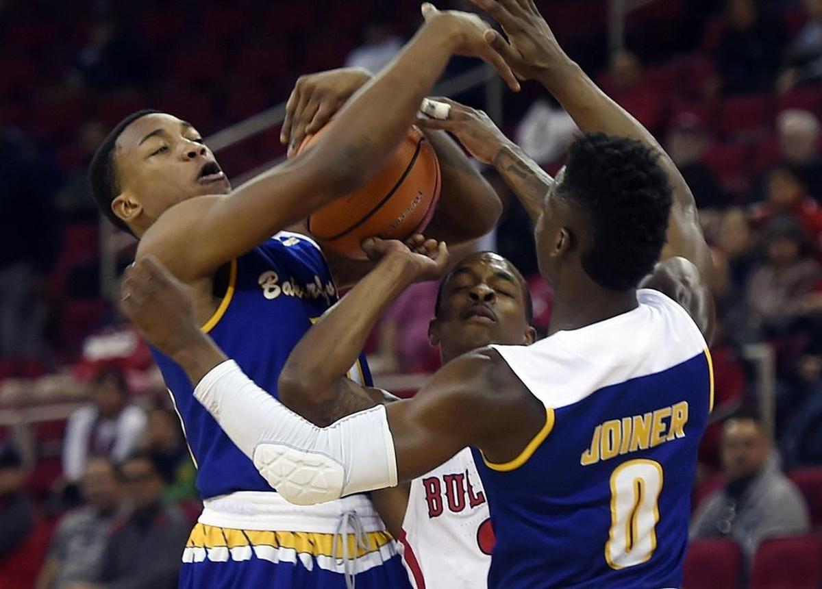Bakersfield’s Justin Davis, left, grabs the ball from Fresno State guard Deshon Taylor, center, with Jarkel Joiner to the right in the Bulldogs’ 70-55 victory Tuesday, Dec. 5, 2017 in Fresno. Taylor led the Bulldogs with 19 points, had seven rebounds and three assists.
