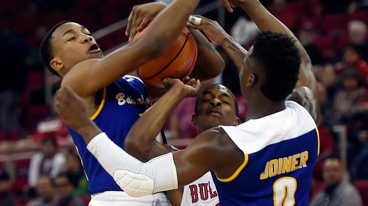 Fresno State guard Deshon Taylor tries to secure the basketball in a tangle with Cal State Bakersfield’s Justin Davis, left, and Jarkel Joiner, right, in a 70-55 victory Tuesday night, Dec. 5, 2017 in Fresno. Taylor, averaging 19.1 points per game, is leading the Mountain West Conference in free throw attempts and made free throws.