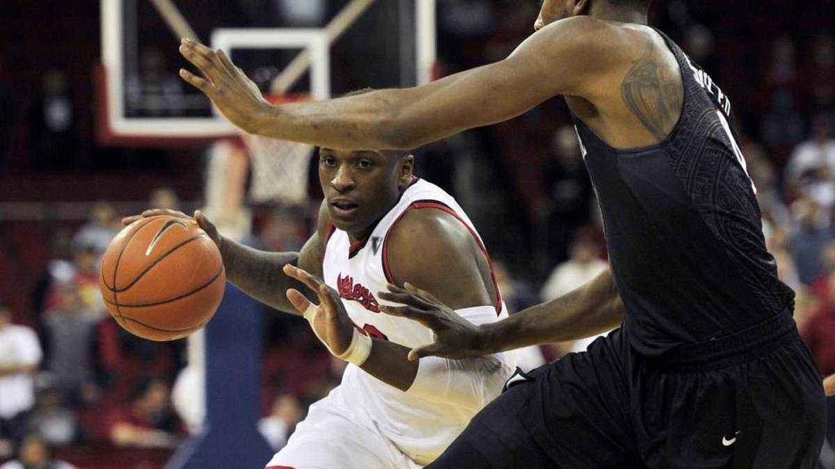 Fresno State’s Marvelle Harris drives past San Diego State’s Skylar Spencer during Wednesday’s Mountain West Conference showdown. Harris scored 20 points as the Bulldogs won 58-57, handing the Aztecs their first conference loss of the season.
