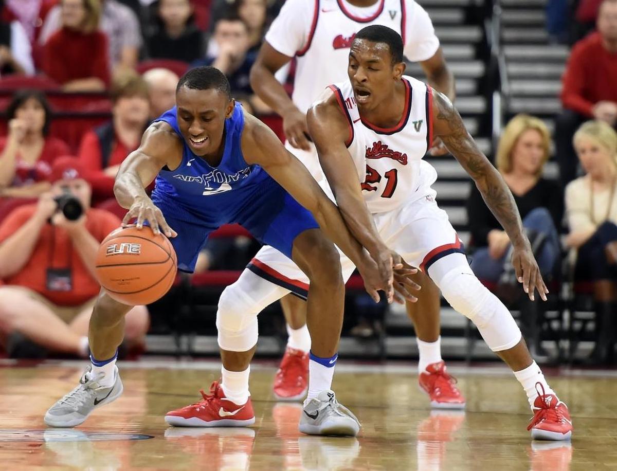 Fresno State guard Deshon Taylor applies defensive pressure to Air Force’s CJ Siples in the Bulldogs’ victory over the Falcons at the Save Mart Center last year. Taylor had 41 steals last season for the Bulldogs, who led the Mountain West Conference with 278 steals, 8.4 per game.