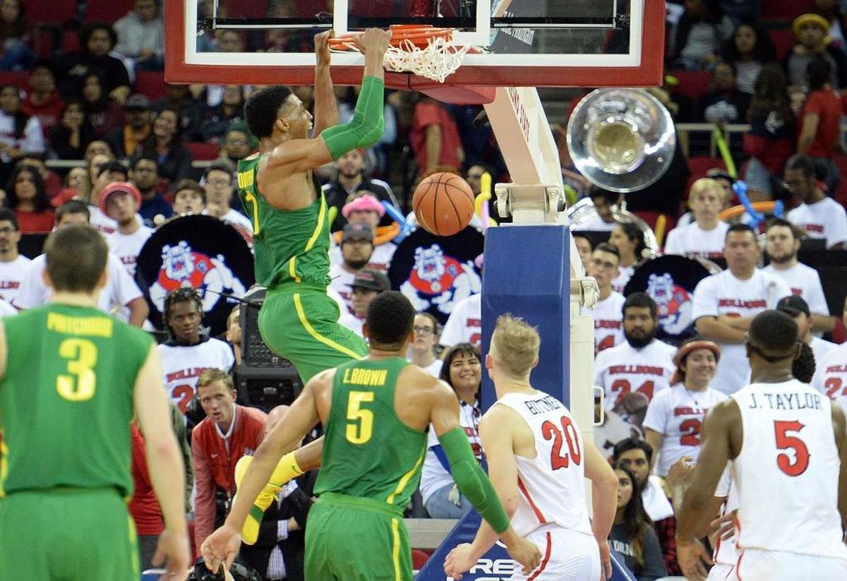 Oregon’s Kenny Wooten dunks in the a 68-61 victory over host Fresno State on Saturday, Dec. 16, 2017, at Save Mart Center. Wooten had 13 points, 10 rebounds and six blocks.