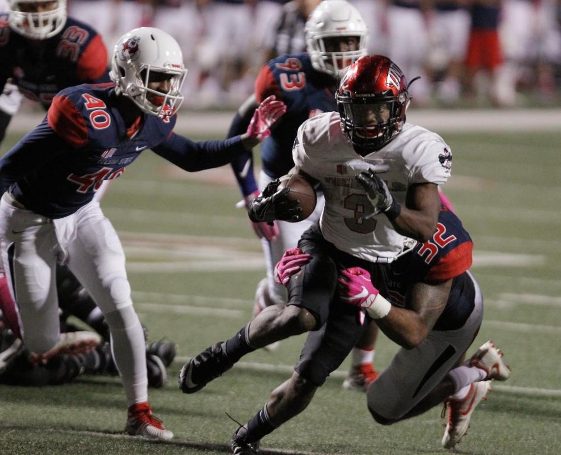 UNLV running back Lexington Thomas runs past Fresno State linebacker Justin Green, far left, during the Rebels’ 26-16 victory in Fresno, Saturday, Oct. 28, 2017. Thomas rushed for 88 yards and one touchdown in 20 plays as UNLV snapped the Bulldogs’ four-game winning streak in Mountain West Conference play.