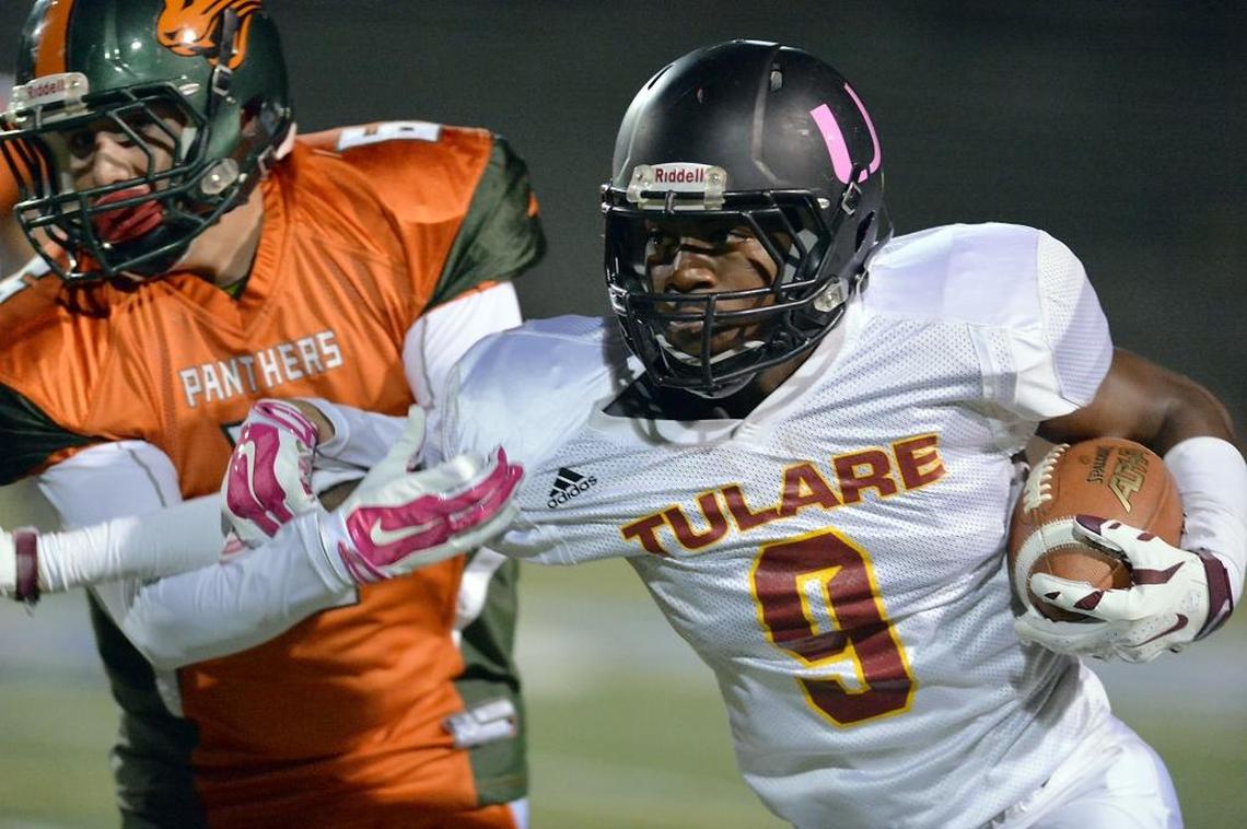 Tulare Union’s Emoryie Edwards breaks away from Porterville’s Justin Duran in a 2015 game. Edwards is expected to sign a national letter of intent with Fresno State during the early singing period for football.