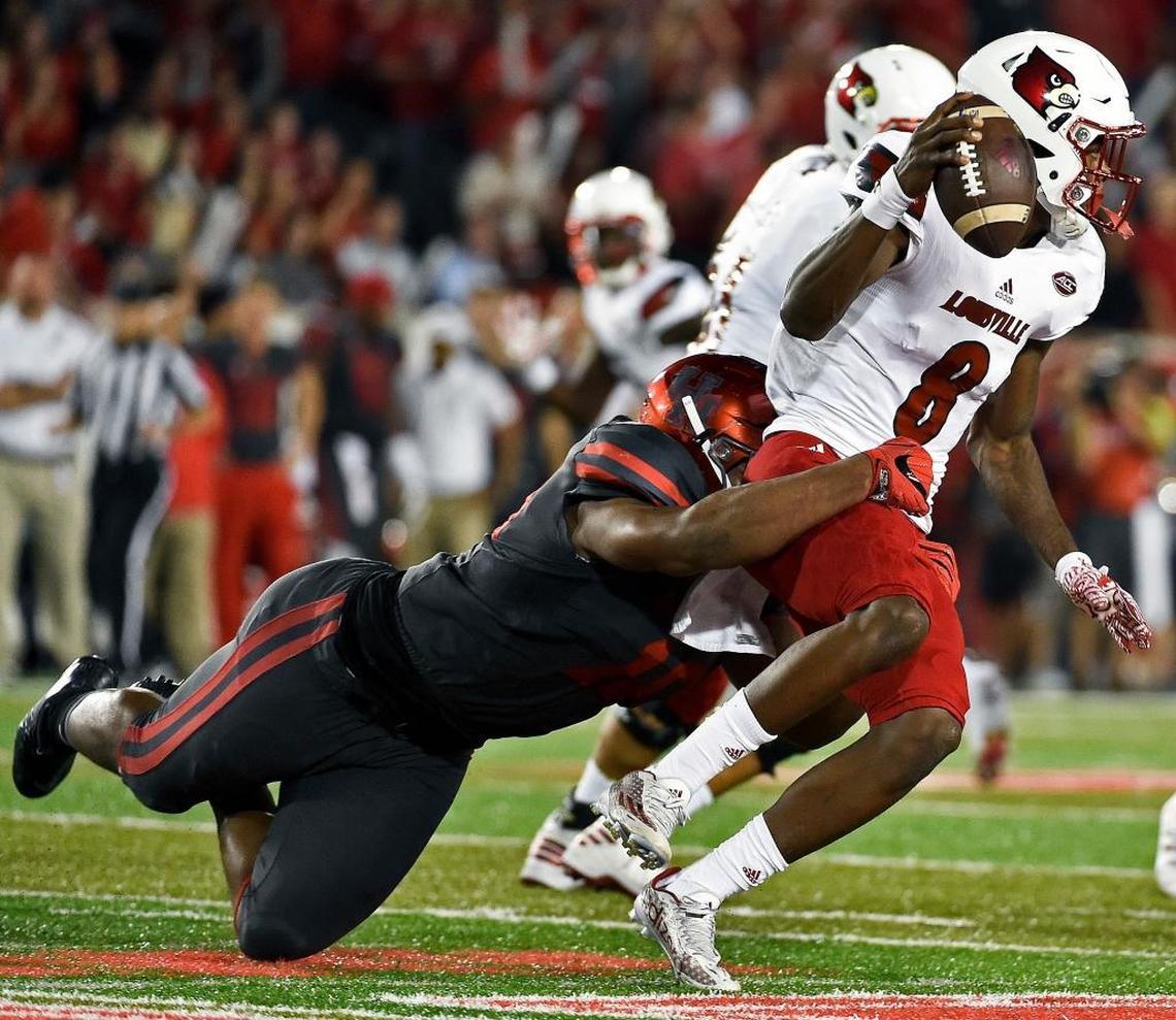 Houston defensive tackle Ed Oliver, the Outland Trophy winner and a consensus All-American, sacks Louisville quarterback Lamar Jackson in the Cougars’ 36-10 victory over the Cardinals in 2016.