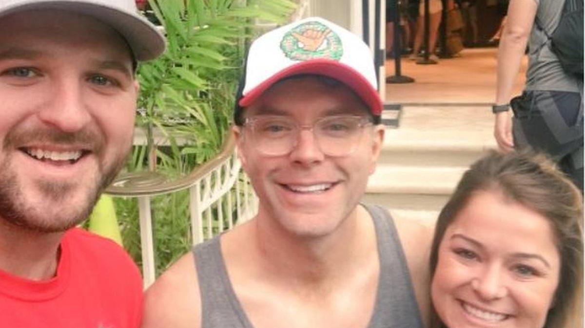A Fresno State athletics employee in Hawaii for the Bulldogs bowl game ran into radio show host Bobby Bones, who tweeted about the meeting.