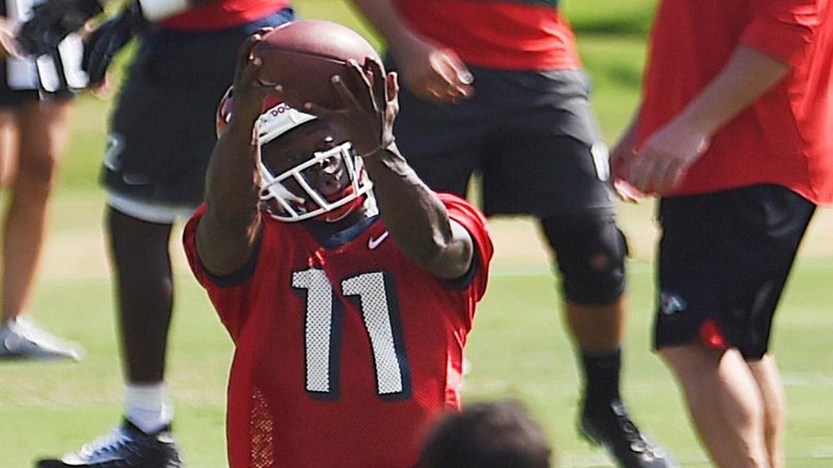Fresno State running back Dejonte O'Neal, a Bullard High graduate, makes a catch as Fresno State begins fall camp Tuesday, Aug. 1, 2017 in Fresno.