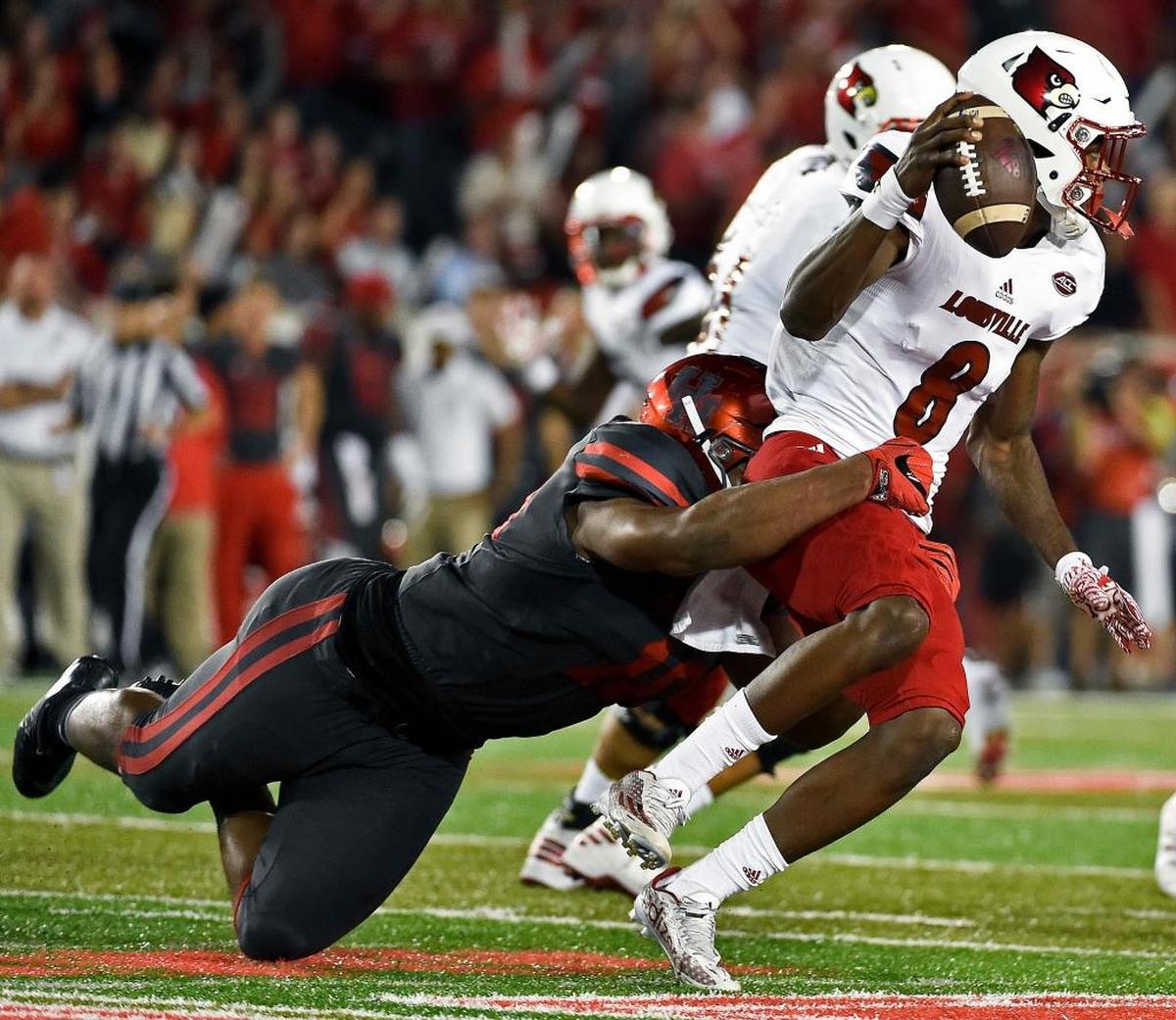 Houston nose tackle Ed Oliver, winner of the Outland Trophy and a consensus All-American, takes down Louisville quarterback Lamar Jackson (8) in the Cougars’ 36-10 victory over the Cardinals, Thursday, Nov. 17, 2016, in Houston.