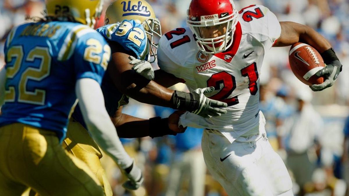 Fresno State’s Ryan Mathews tries to round the corner on the UCLA defense during their Sept. 27, 2008, game at the Rose Bowl.