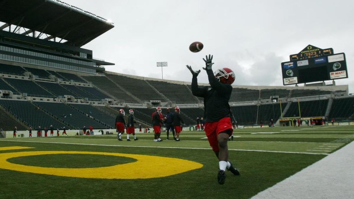 
Fresno State's Bryson Sumlin catches a pass at Autzen Stadium on Friday, Sept. 16, 2005, the day before the Bulldogs’ game against Oregon (won 37-34 by the Ducks). The Bulldogs will visit the Ducks again during the 2021 season.

