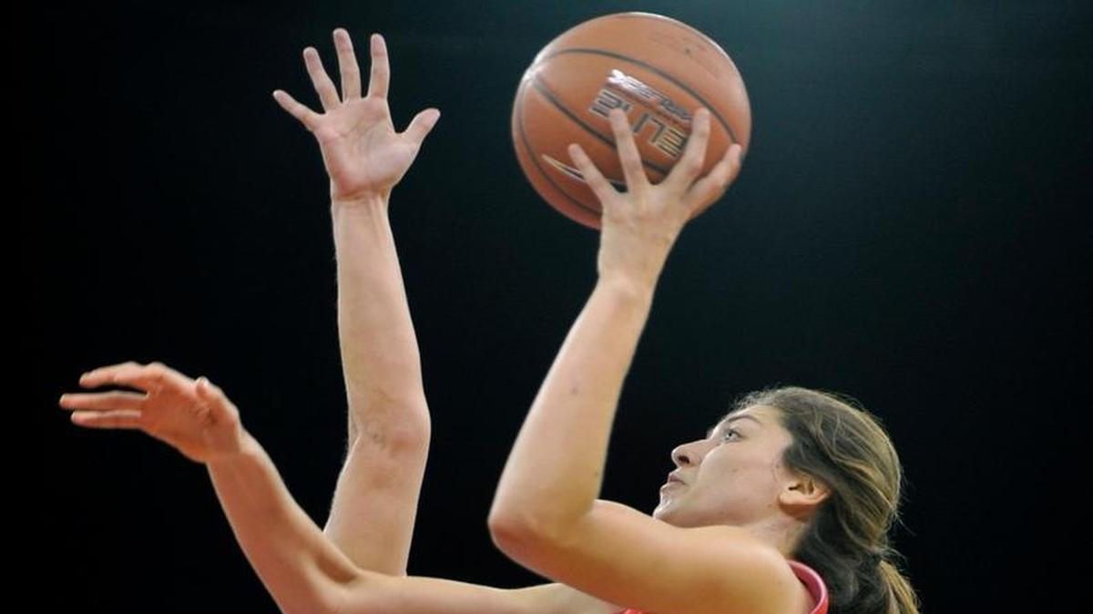 Fresno State’s Bego Faz Davalos, goes up for a layup against San Diego’s Sydney Williams in the Bulldogs’ 72-68 loss on Dec. 12. Davalos is a leading force for the Bulldogs, leading the team in both scoring (13.5 ppg) and rebounding (10.8 rpg).