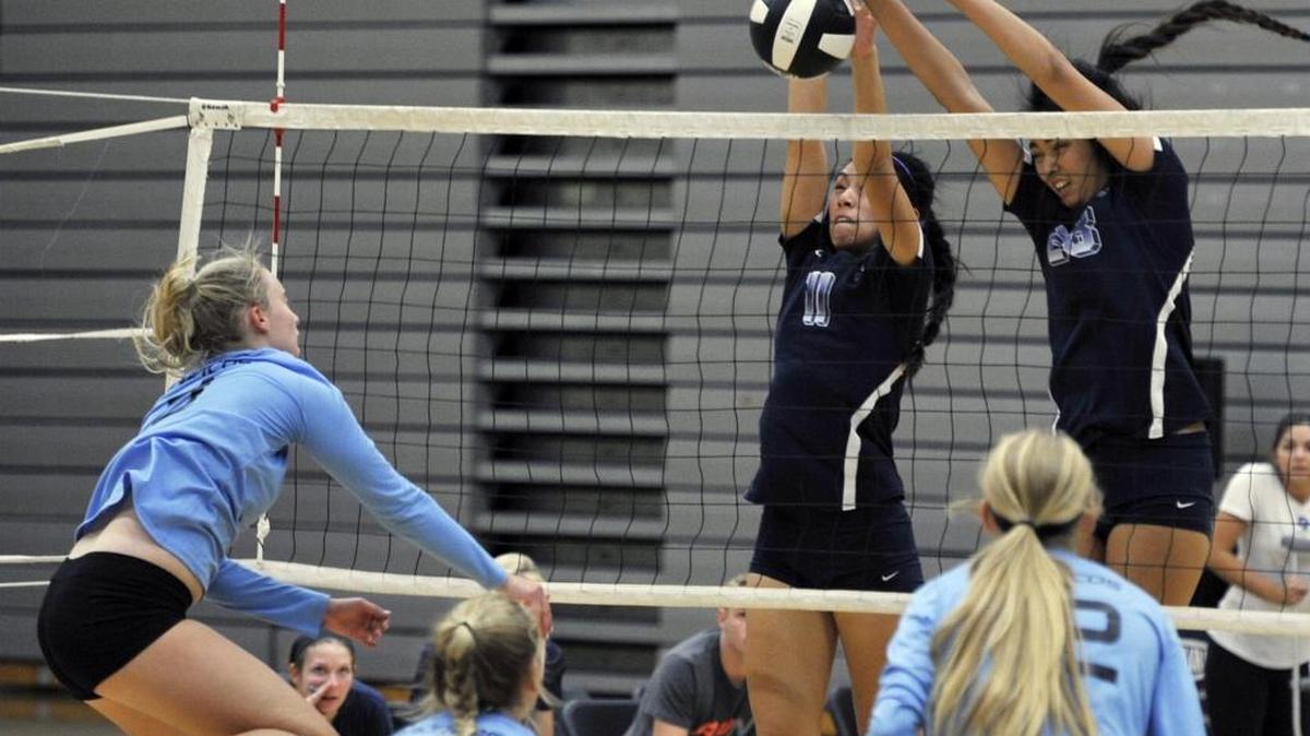
Clovis East High’s Christina Tran, center, and Thaliana Grajeda block Clovis North’s Natasha Hughes in the final  at the John Riding Memorial Challenge on Oct. 3, 2015. Tran was named MVP after the Timberwolves’ 25-20, 25-16 victory.
