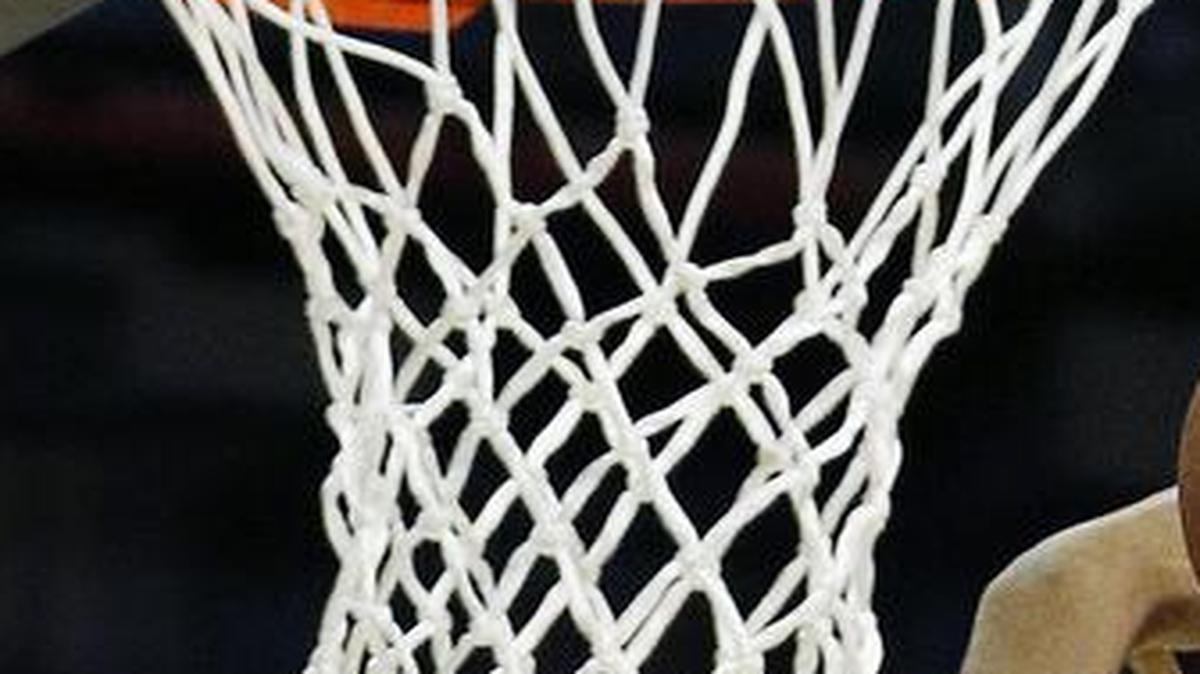 
Los Angeles Lakers rookie Robert Upshaw blocks a shot by Minnesota’s Karl-Anthony Towns during the second half of an NBA summer league Friday in Las Vegas. Upshaw, an ex-Memorial High star, was not chosen in June’s NBA Draft but earned an invite to the Lakers camp.
