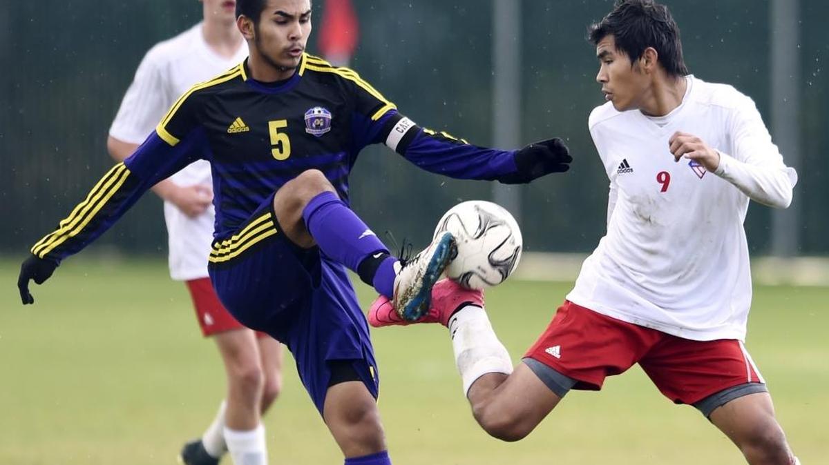 Victor Flores, left, has helped the Fresno High boys soccer team to a 7-1 start and a rise to the No. 5 spot in The Bee’s Central Section rankings.