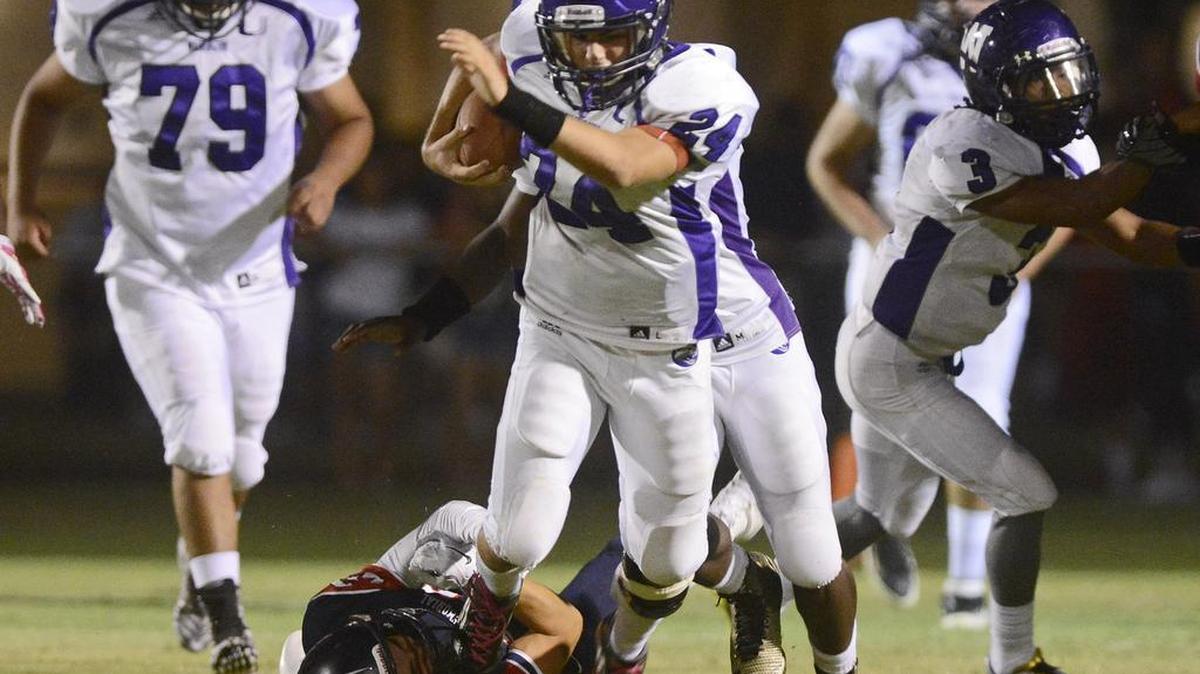 
Washington quarterback Noah Beukers, center, scrambles on a keeper against Memorial on Aug. 28, 2015. Washington’s game against Kingsburg that was postponed due to poor air quality on Sept. 11, 2015, has been rescheduled for Oct. 9 in Easton.

