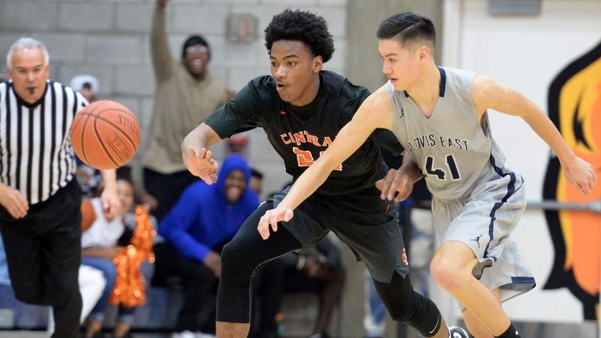 Clovis East’s Garrett Wamhof, right, battles for a loose ball against Central’s Kobe Foster in a game last season. Wamhof scored 13 Monday night, Dec. 11, 2017 as Clovis East beat Stockdle 76-59 in a nonleague game. Foster is playing this season for San Jose City College.