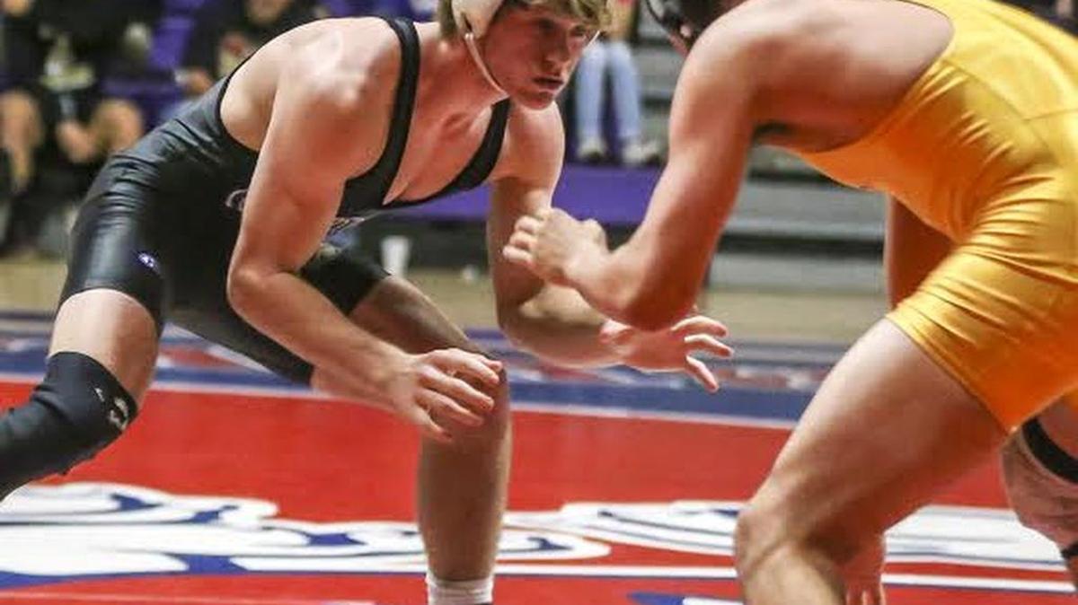 Clovis’ Brandon Martino, right, squares off against Clovis West’s Chris Lane in the 152-pound masters championship match Saturday in Lemoore.