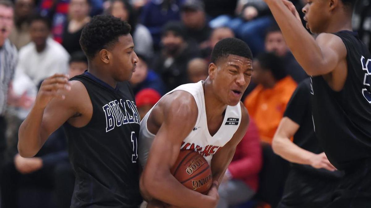 San Joaquin Memorial’s Joseph Hunter, center, with Bullard’s Carter Anderson, left, and Juston Parks, right, in a showdown Friday night, Jan. 4, 2019 in Fresno.