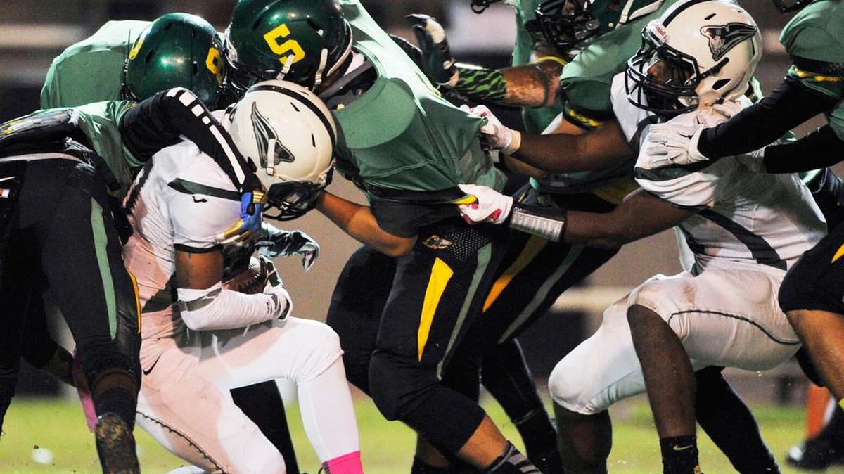 
Fresno Unified is requiring all of its middle school and high school players to use helmets lined with a product called the Gyro, which manufacturer Unequal Technologies believes can significantly reduce the risk of concussions.
