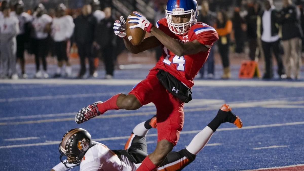 Folsom’s Elijhah Badger scores a second-quarter touchdown against Central.