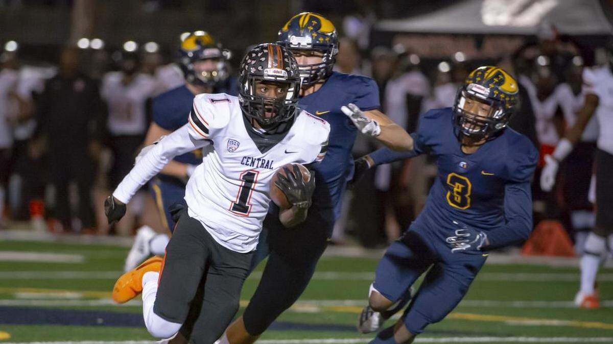 Central’s Xavier Worthy (1) runs for a 53-yard touchdown on a pass play to give the Grizzlies an 18-14 first-quarter lead Friday night at Oak Ridge-El Dorado Hills.
