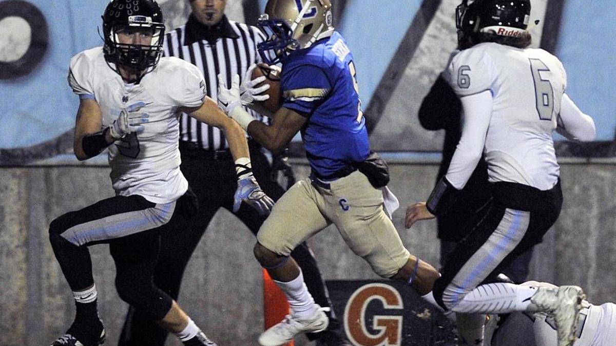 Clovis High’s Fabian Serna runs for a touchdown with Clovis North’s Chase Maurer, left, and Gavin McClaren in pursuit during a Central Section Division I semifinal Friday at Lamonica Stadium. Serna’s 17-yard fly sweep capped a five-play, 76-yard scoring drive as the Cougars took a 7-0 lead in an eventual 28-14 victory.