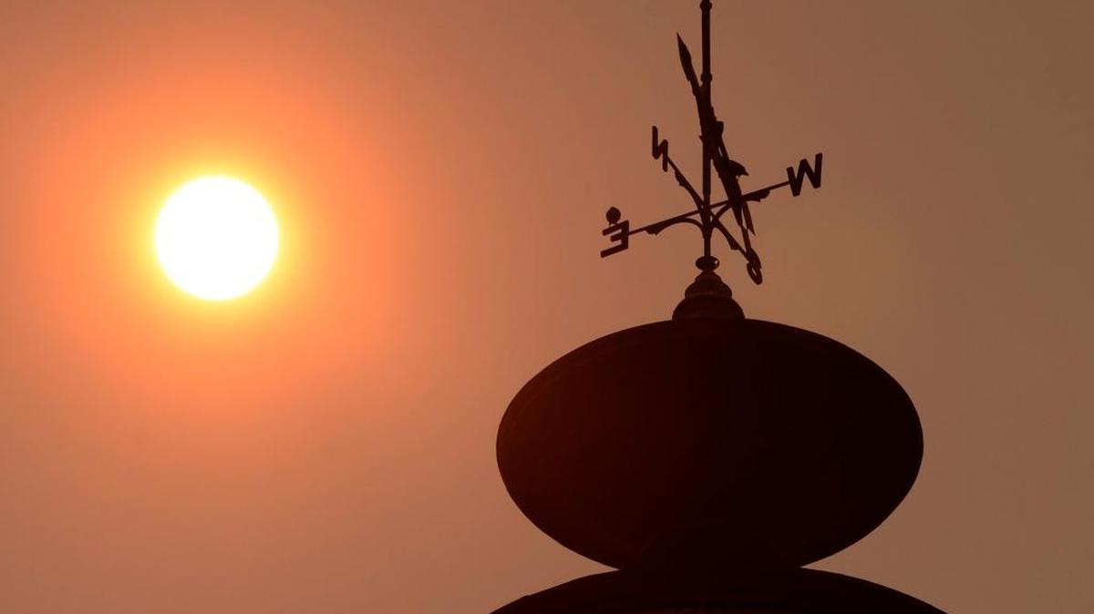 
The midmorning sun Friday reveals itself through a heavy layer of smoke from the Rough Fire, silhouetting the weather vane on the historic downtown Fresno Water Tower.
