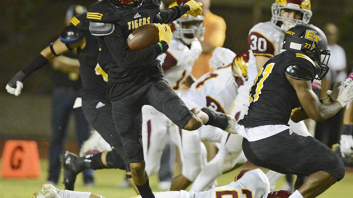 Edison’s Damon Rogers, shown in action against Clovis West on Oct. 2, is coming off a two-touchdown performance in a loss to Bullard in the regular-season finale as the Tigers head into their opening-round playoff game against Bakersfield.