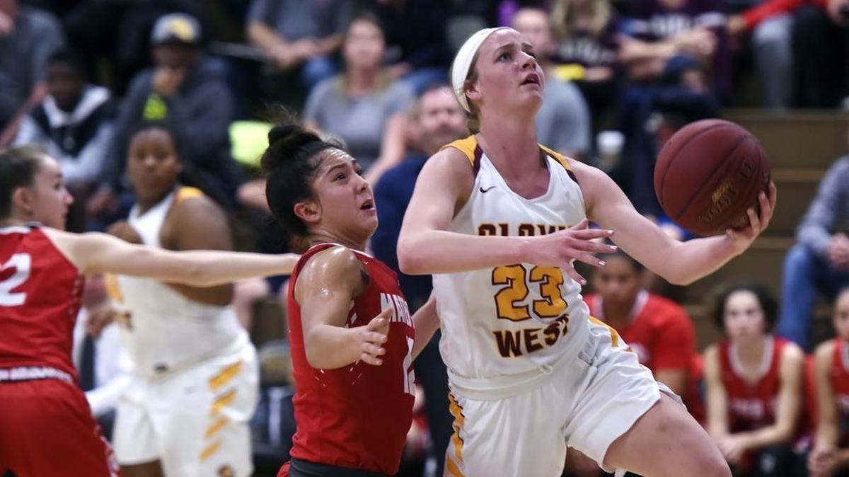 USC-bound Madison Campbell, scoring against Mater Dei-Santa Ana in last year’s Southern California Open Division Regional, started the 2018-19 season with 23 points in Clovis West’s 87-54 win over Oak Ridge-El Dorado Hills on Tuesday night, Nov. 20.