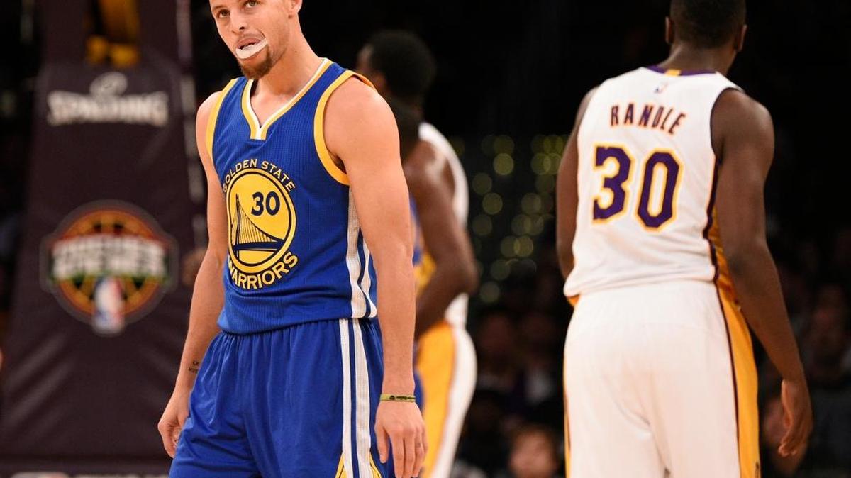 Golden State Warriors guard Stephen Curry, left, shot just 6 of 20, including 1 of 10 from three-point range, in a 112-95 loss to Julius Randle and the host Los Angeles Lakers on Sunday, March 6, 2016.