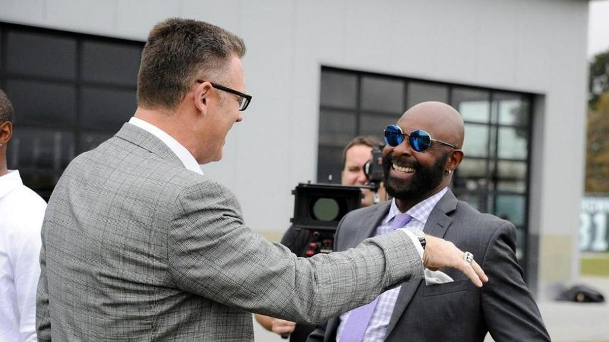 Former Oakland Raiders wide receiver Jerry Rice talks to Howie Long at Jon Gruden’s introductory news conference on Jan. 10, 2018.