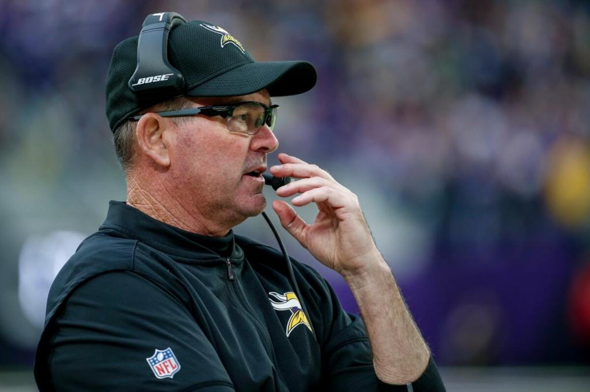 NFL Network analyst David Carr says Minnesota Vikings coach Mike Zimmer has a tough decision to make with quarterback Case Keenum playing well and Teddy Bridgewater ready to return from injury.