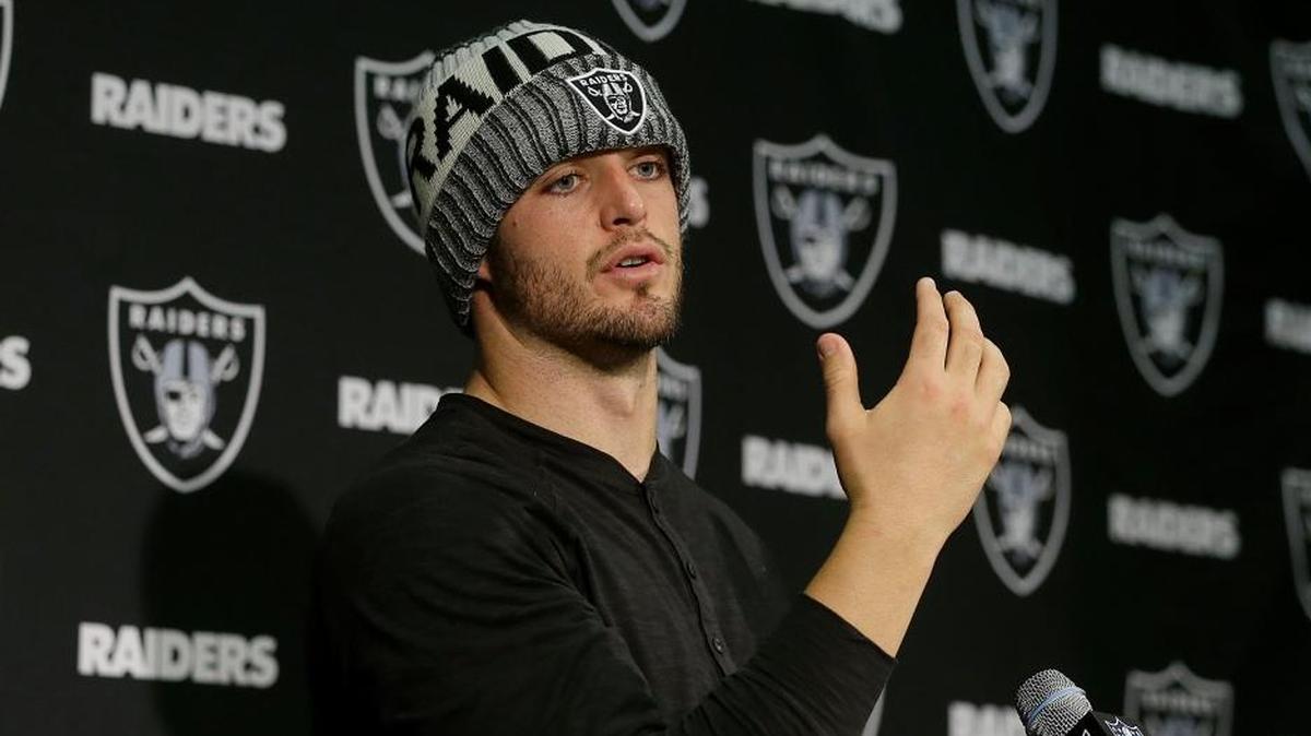Oakland Raiders quarterback Derek Carr got a present from his favorite NBA team after Sunady’s win over Denver.