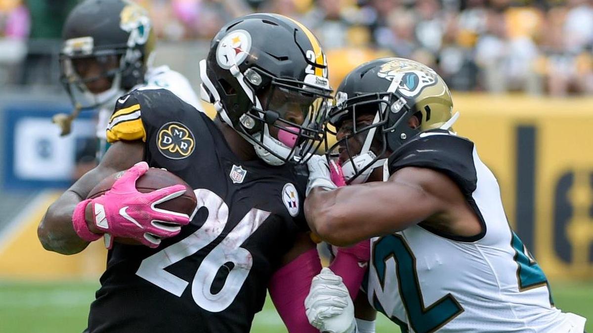 Pittsburgh Steelers running back Le’Veon Bell (26) runs the ball last season against the Jacksonville Jaguars. Bell was thought to be reporting for work this week during the Steelers’ bye, but has remained away from the team.