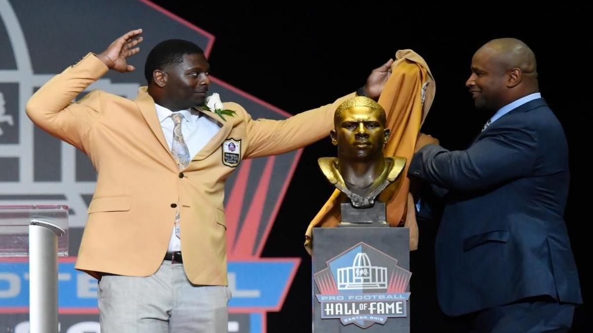 Former NFL player LaDainian Tomlinson, left, and his presenter Lorenzo Neal unveil Tomlinson’s Pro Football Hall of Fame bust during the 2017 induction ceremony. Now Neal is nominated for the Hall.