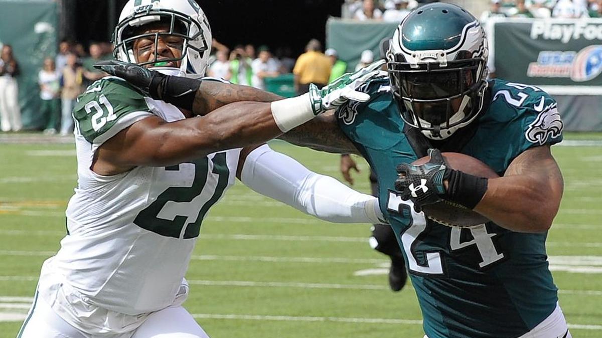 
Philadelphia Eagles running back Ryan Mathews (Fresno State) stiff-arms New York Jets strong safety Marcus Gilchrist during the second quarter of the teams’ Sept. 27, 2015, game in East Rutherford, N.J.
