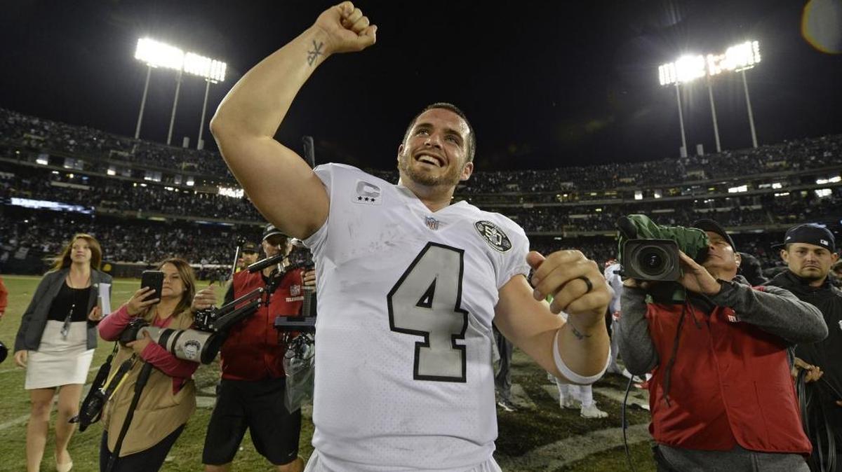 Oakland Raiders quarterback Derek Carr (4) celebrates after a 31-30 win against the Kansas City Chiefs at the Coliseum in Oakland, Calif., on Thursday, Oct. 19, 2017. (Jose Carlos Fajardo/Bay Area News Group/TNS)