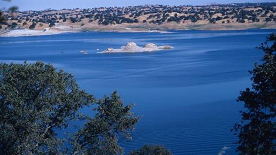 Toxic algae warning rises to ‘danger’ level at Fresno-area lake. ‘Stay out of the water’
