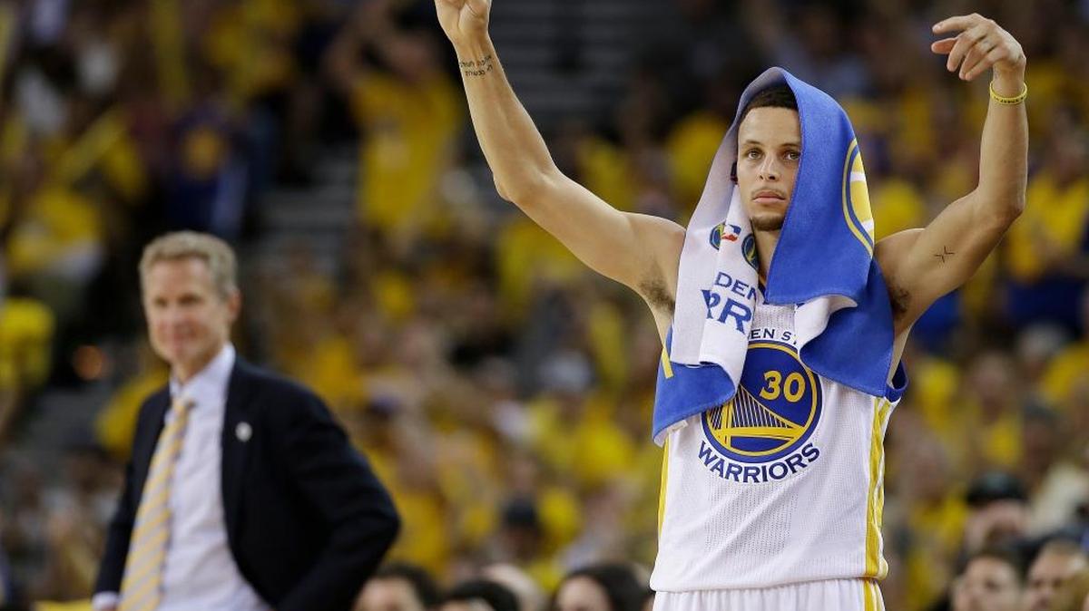 Stephen Curry celebrates in the second half of Golden State’s 118-91 win as coach Steve Kerr looks on in Oakland on Wednesday, May 18, 2016.