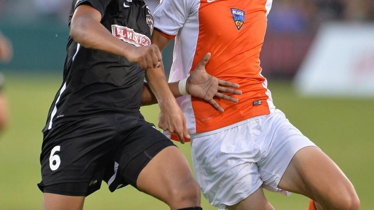 Fresno Fuego’s Christian Chaney, left, battles OC Blues U23’s Anthony Scimeca, in a Premier Development League match last year at Chukchansi Park. The Fuego announced Friday it will host Sacramento Republic FC on March 3 in the second annual “Highway 99 Derby”.